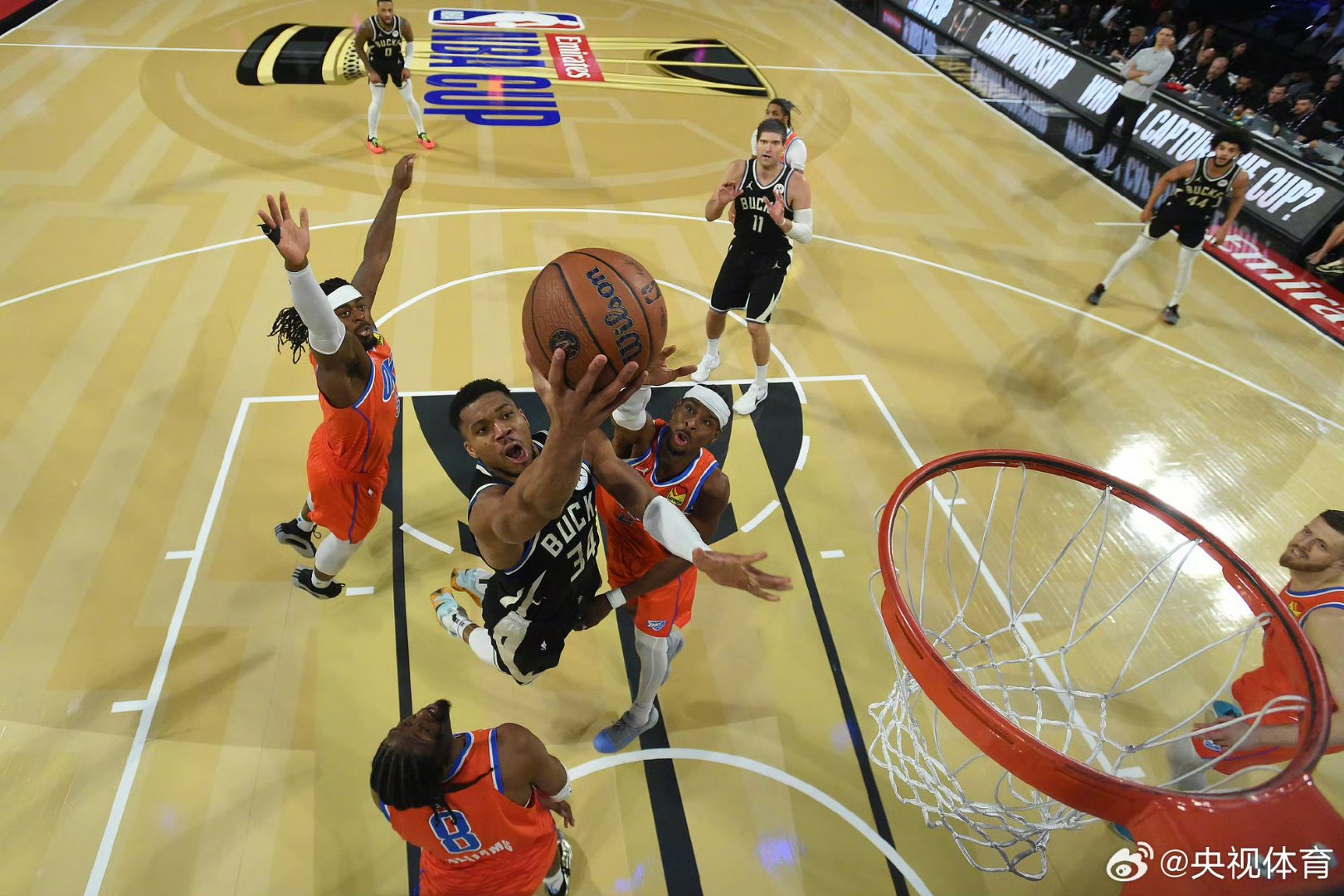 雄鹿防守势不可挡，超级中锋出击率队再夺胜