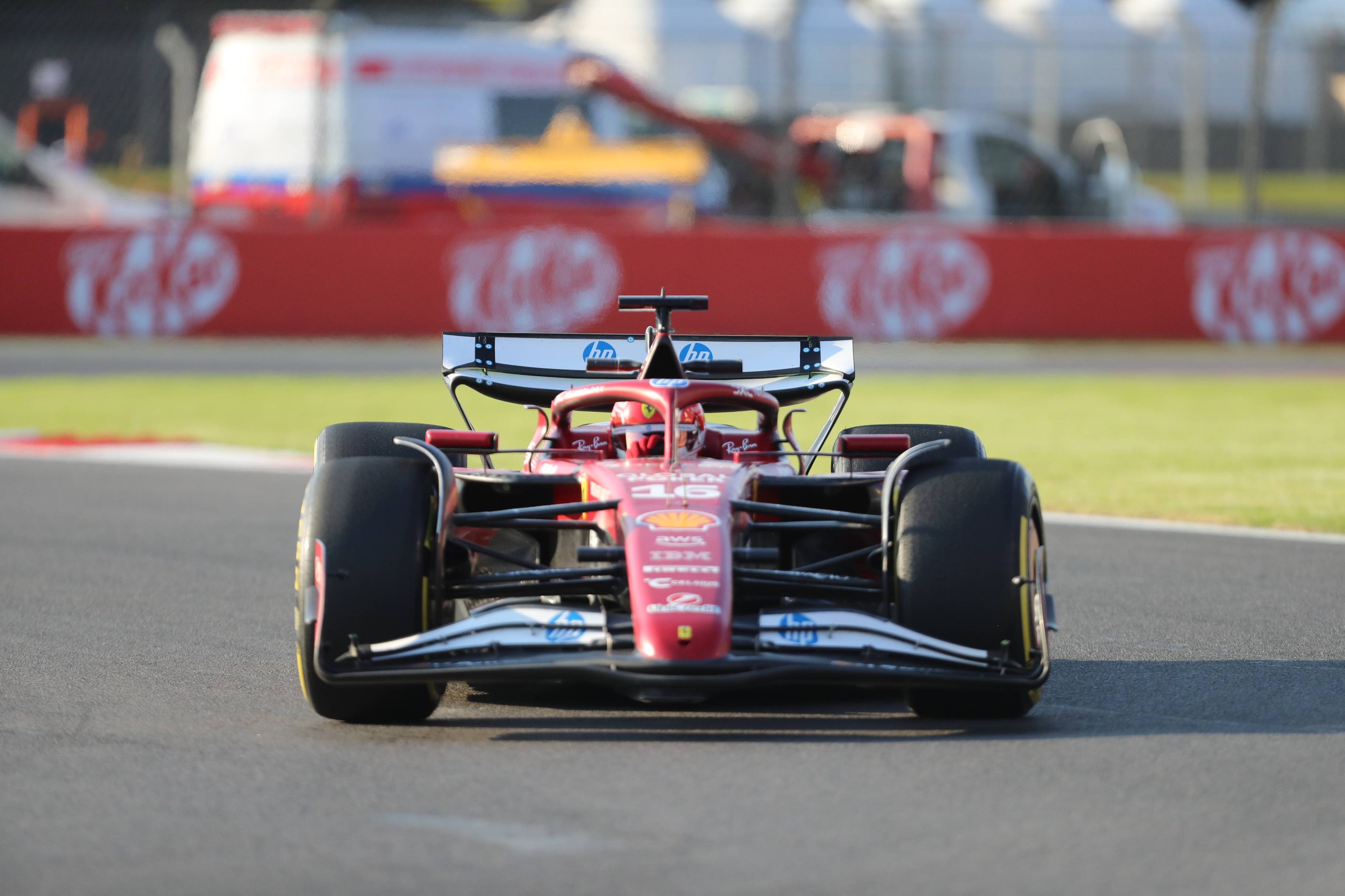 梅赛德斯险胜红牛二队，塞恩斯统治全场