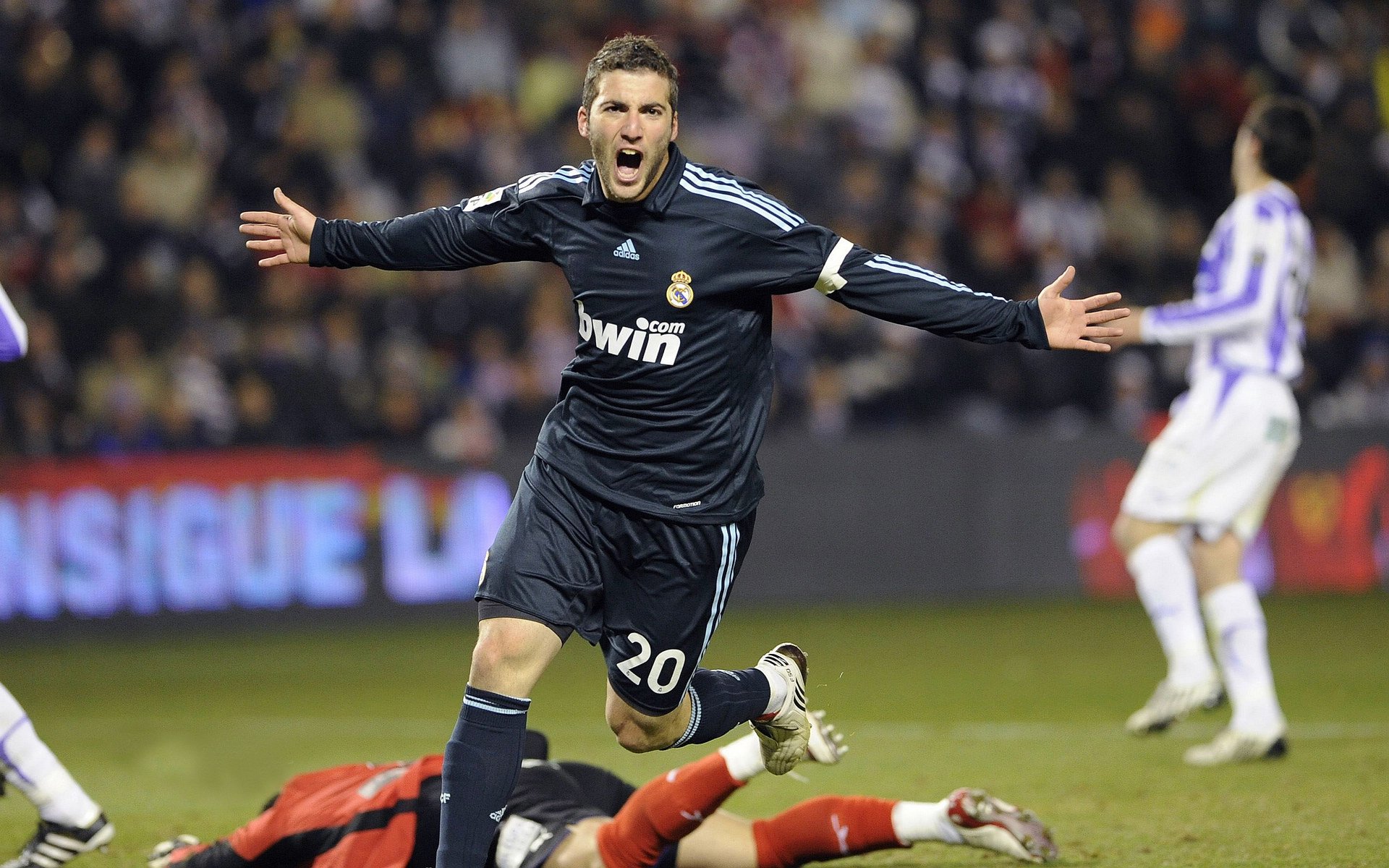 绿茵场上的绝对统治,孙兴慜攻防两端闪耀,映衬哥伦比亚绝杀背后的足球哲学