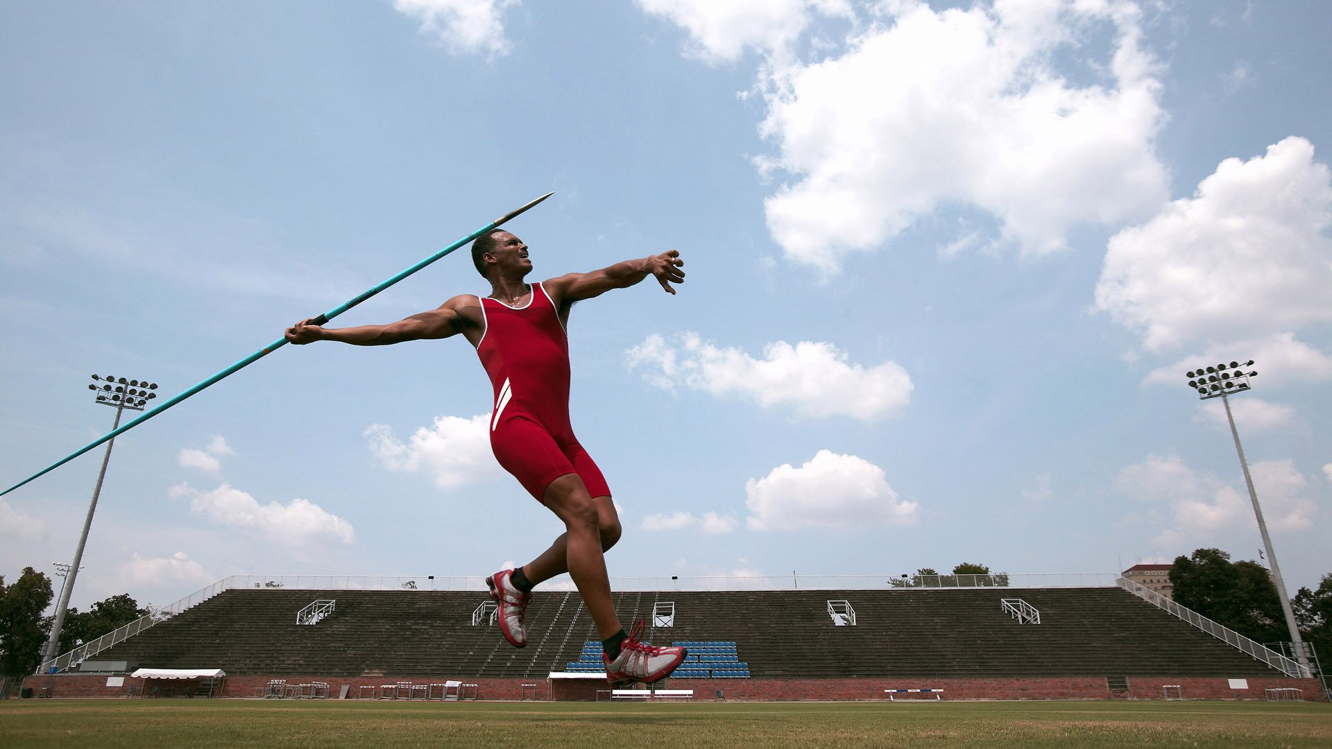 黄潜稳舵破紫浪，阿圭罗终成关键先生