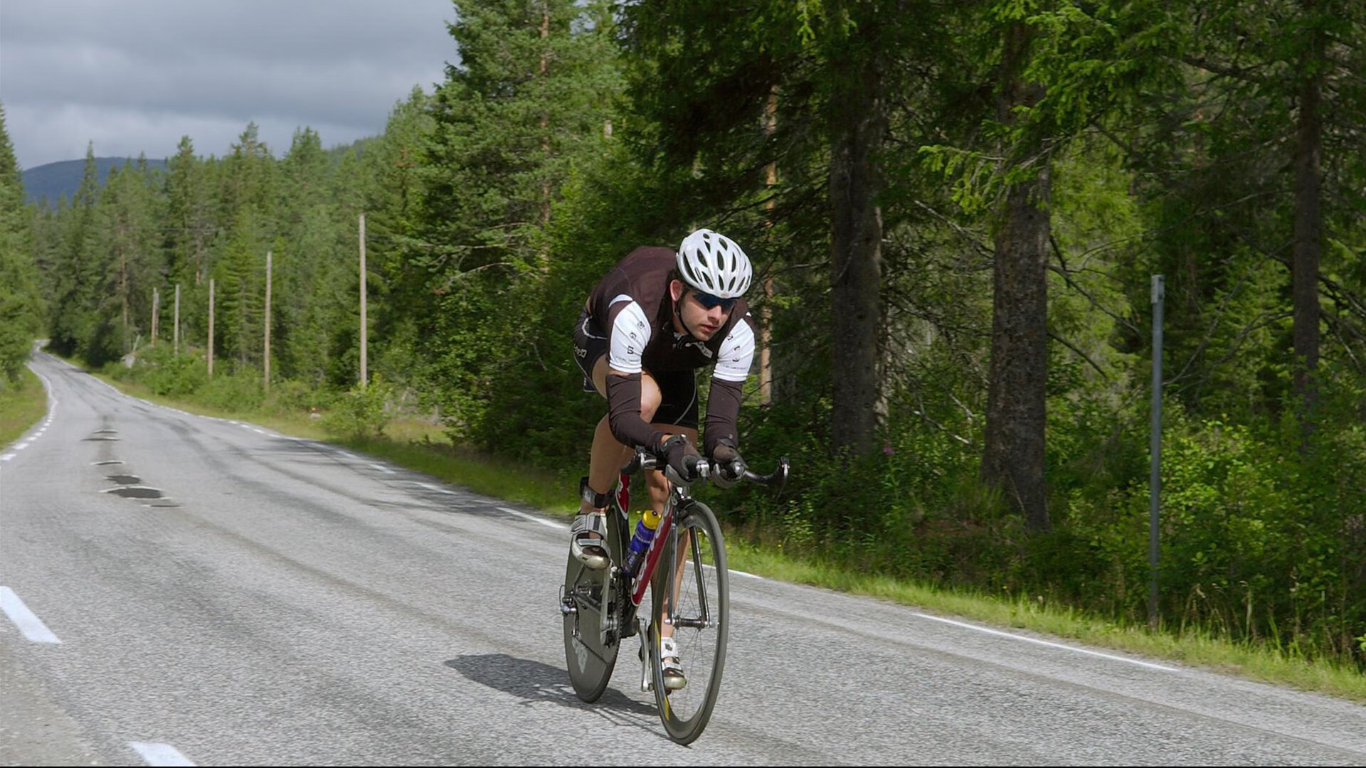 多元赛场上的胜利交响，法国队完胜丹麦队，郑思维带队展羽球风采